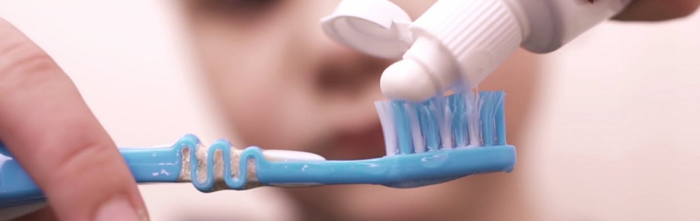 Как правильно выбрать зубную пасту и щётку для ребёнка?